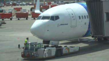 Pushback traktör ile uçak havaalanında pist üzerinde. 15.04.2018 tel-Aviv, İsrail