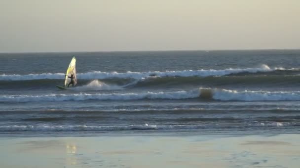 Silhuetas de windsurfistas ao pôr do sol. Espanha — Vídeo de Stock