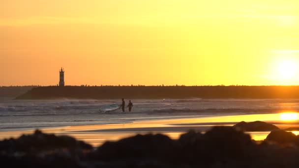 Silhuetas de windsurfistas ao pôr do sol. Espanha — Vídeo de Stock