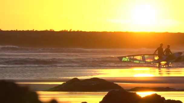 Sziluettek szörfösök a naplementekor. Spanyolország — Stock videók