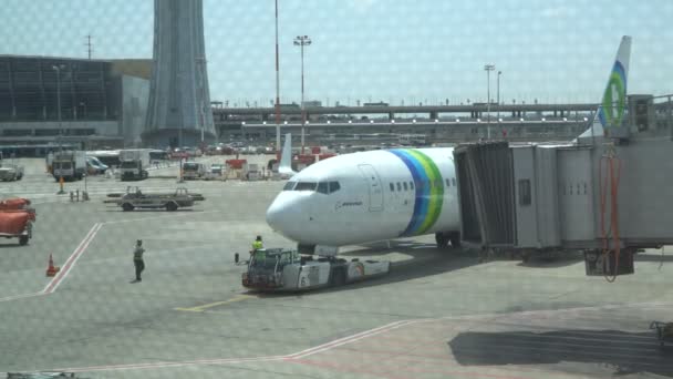 Trator Pushback com Aeronaves na pista no aeroporto. 15.04.2018 Tel-Aviv, Israel — Vídeo de Stock