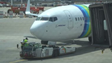 Pushback traktör havaalanında, 15.04.2018 pistte uçak ile Tel-Aviv, İsrail