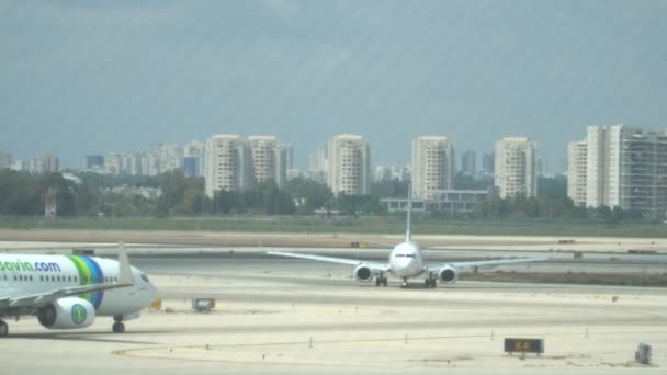 Aviões se preparando para decolar no aeroporto. 15.04.2018 Tel-Aviv — Vídeo de Stock