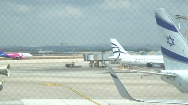 Pesawat bersiap untuk lepas landas di bandara. Wizzair dan pesawat EL-AL. 15.04.2018 Tel-Aviv — Stok Video