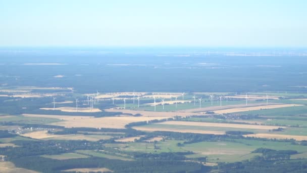 Windpark van windturbines vanuit vliegtuig — Stockvideo