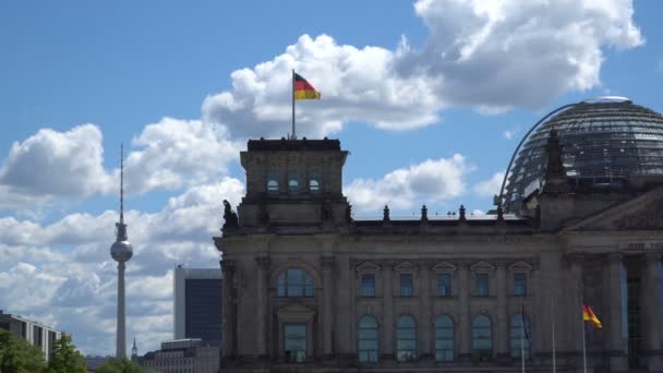 El Bundestag alemán con bandera, un edificio constitucional y legislativo en Berlín, capital de Alemania — Vídeo de stock