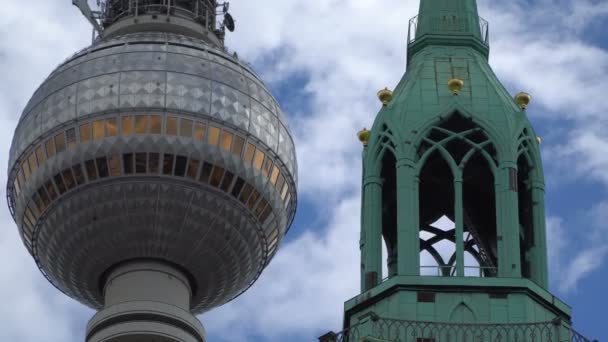 Berliner Fernsehturm en St. Marienkirche. Perspectief-uitzicht — Stockvideo