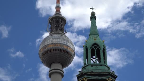 Berliner Fernsehturm e St. Marienkirche. Vista prospettica — Video Stock