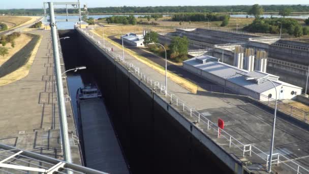 La esclusa, elevador de barcos Magdeburgo Rothensee entre el río Elba y el canal Mittellandkanal, Alemania — Vídeos de Stock