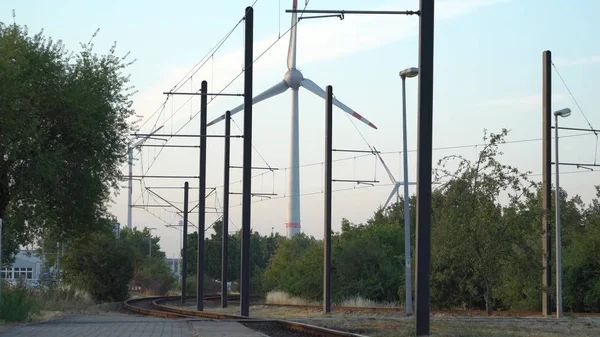 Eko güç. Rüzgar türbinleri elektrik üretiyor.