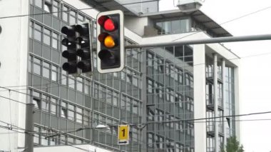 trafik ışığı ve yol üzerinde yeşil ışık