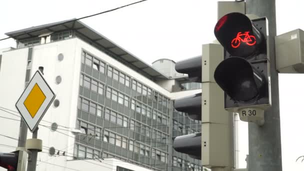 Detailaufnahme mit auf Grün geschalteter Fahrradampel — Stockvideo