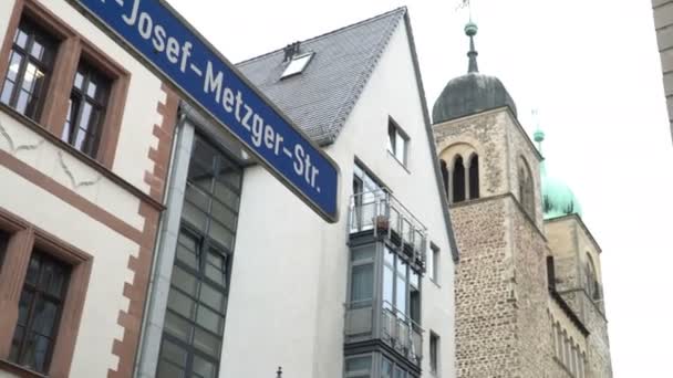 Sinal de rua moderno na Alemanha — Vídeo de Stock