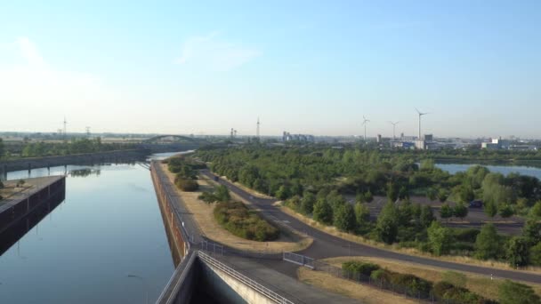 Eco power. Vindkraftverk som genererar elektricitet. Slussen, fartyget hiss Magdeburg — Stockvideo