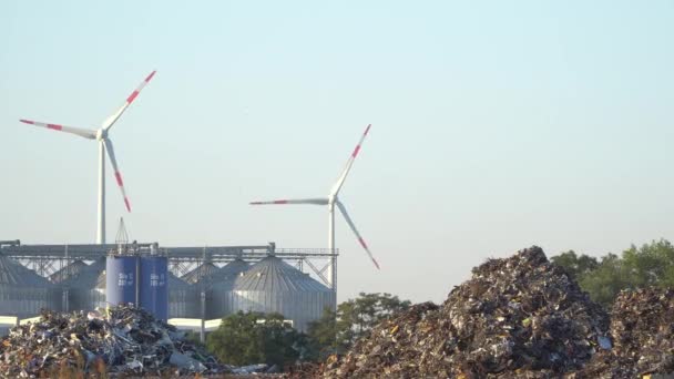 Energiebesparende. Wind turbines die elektriciteit produceert en het afval storten — Stockvideo