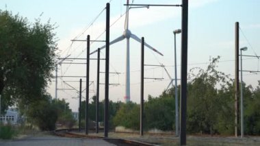 Eko güç. Rüzgar türbinleri elektrik üretiyor.