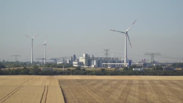 Eco-kracht. Windturbines die elektriciteit opwekken. — Stockvideo