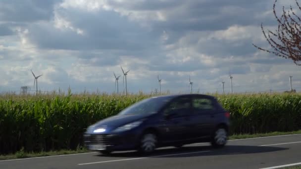 Ökoteljesítmény. Villamos áramot termelő szélturbinák. — Stock videók