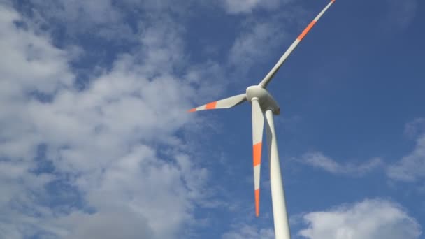 Ökostrom. Windräder zur Stromerzeugung. — Stockvideo