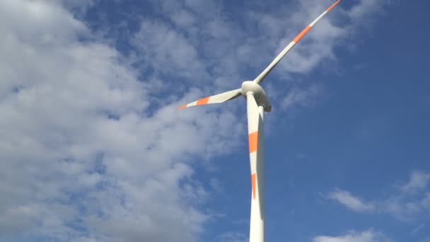 Ökostrom. Windräder zur Stromerzeugung. — Stockvideo