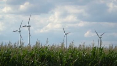 Eko güç. Rüzgar türbinleri elektrik üretiyor.