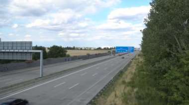 Trafik araçları ile karayolu üzerinde. Almanya