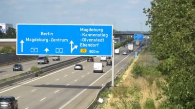 Trafik araçları ile karayolu üzerinde. Almanya