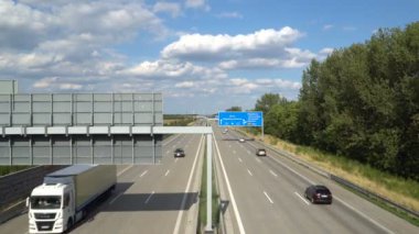 Trafik araçları ile karayolu üzerinde. Almanya