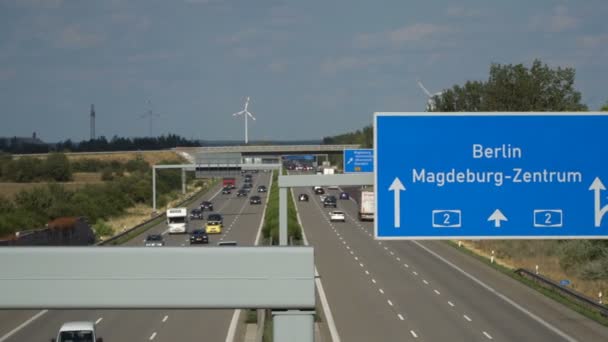 Tráfego na auto-estrada com carros. Alemanha — Vídeo de Stock