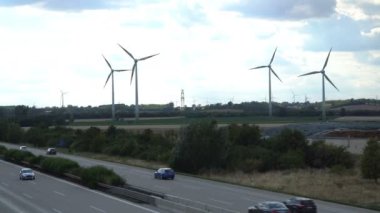 Eko güç. Rüzgar türbinleri elektrik üretiyor.