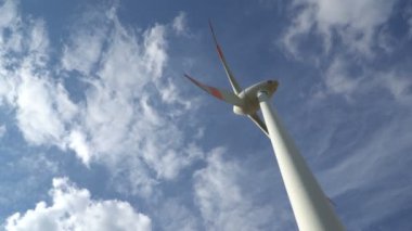 Eko güç. Rüzgar türbinleri elektrik üretiyor.