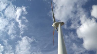 Eko güç. Rüzgar türbinleri elektrik üretiyor.