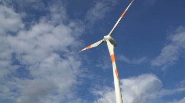 Eko güç. Rüzgar türbinleri elektrik üretiyor.