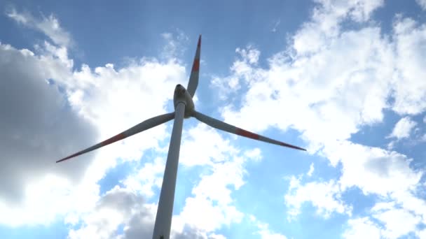 Eko energie. Větrné turbíny vyrábějící elektřinu. — Stock video