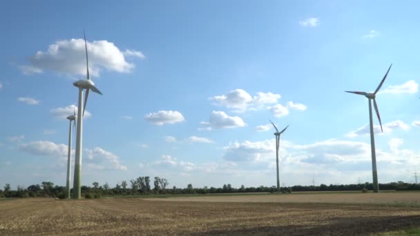 Eco-kracht. Windturbines die elektriciteit opwekken. — Stockvideo