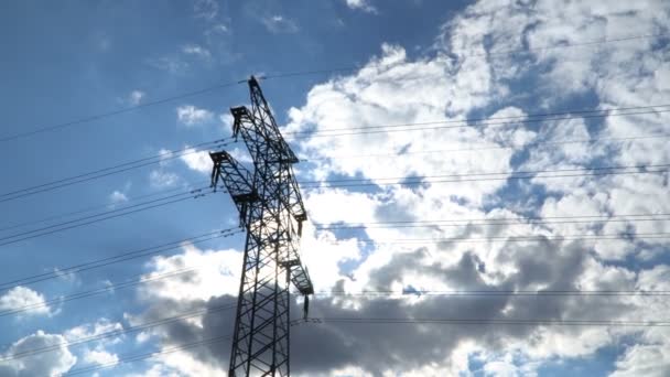 Transmisión de electricidad pilón silueta contra el cielo azul al atardecer — Vídeo de stock
