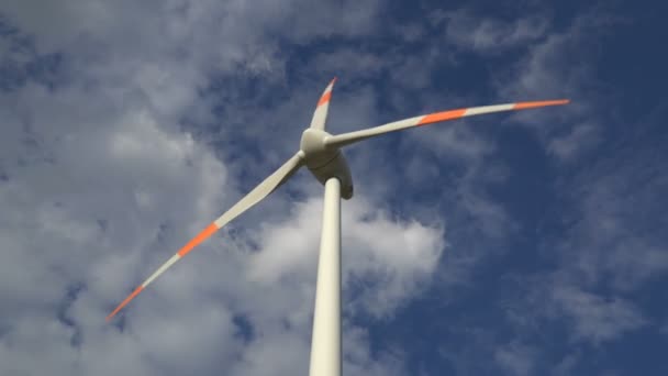 Ökostrom. Windräder zur Stromerzeugung. — Stockvideo