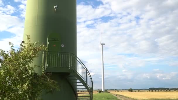 Eko energie. Větrné turbíny vyrábějící elektřinu. — Stock video