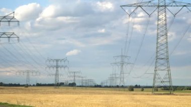 Eko güç. Rüzgar türbinleri elektrik üretiyor.