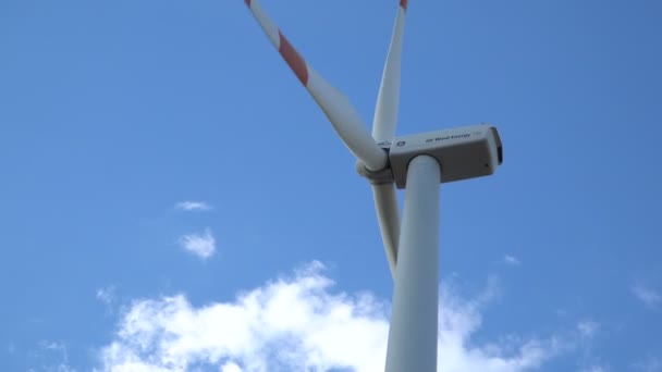 Eco-kracht. Windturbines die elektriciteit opwekken. — Stockvideo