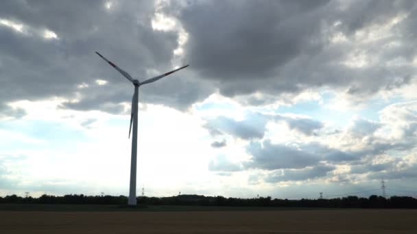 Ekologiczna moc. Turbiny wiatrowe wytwarzające energię elektryczną. — Wideo stockowe