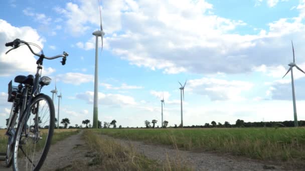 Energia ecológica. Turbinas eólicas geradoras de eletricidade. — Vídeo de Stock