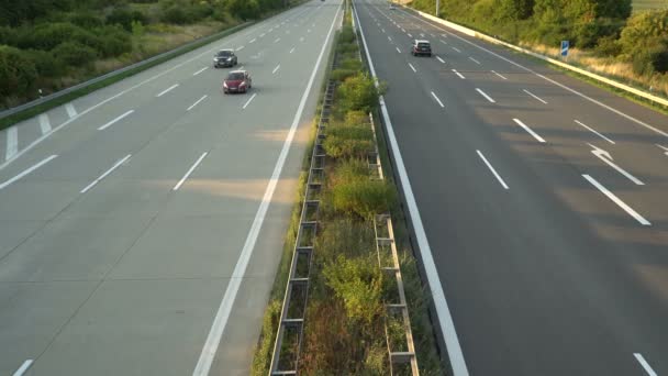 Ruch na autostradzie samochodami. Niemcy — Wideo stockowe
