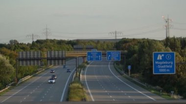 Trafik araçları ile karayolu üzerinde. Almanya