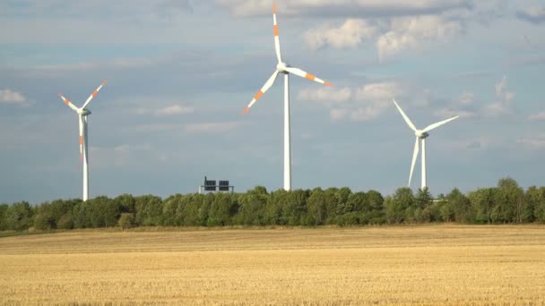 Energia ecológica. Turbinas eólicas geradoras de eletricidade. — Vídeo de Stock