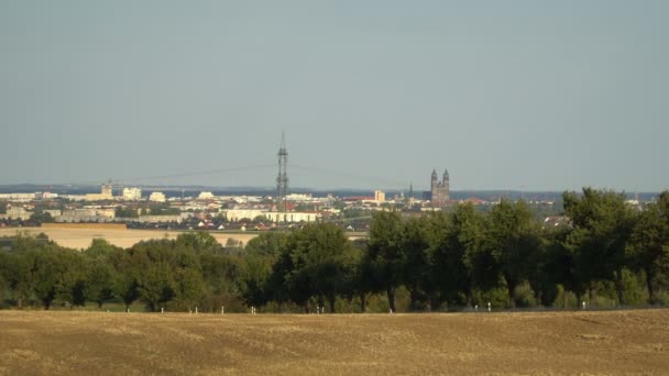 Magdeburg, Almanya - Magdeburg Katedrali ve iki kulenin görünümü — Stok video