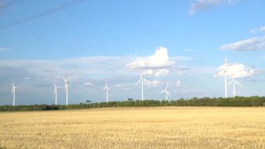 Eko güç. Rüzgar türbinleri elektrik üretiyor.