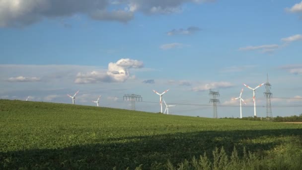 Eko güç. Rüzgar türbinleri elektrik üretiyor. — Stok video