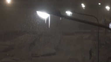 düşen kar arka plan - gece karanlık gökyüzü üzerinde kar taneleri