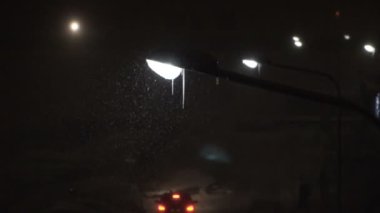 düşen kar arka plan - gece karanlık gökyüzü üzerinde kar taneleri